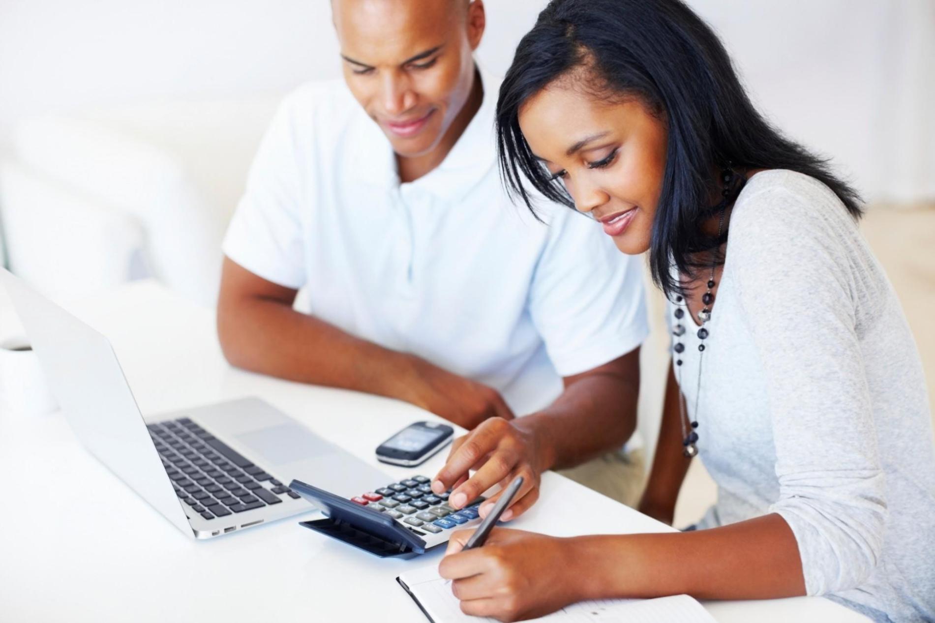 Apprenant travaillant sur sa planification financière